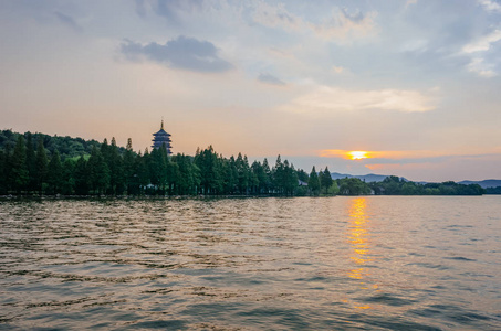 杭州日落山上西湖和雷峰塔景观图片