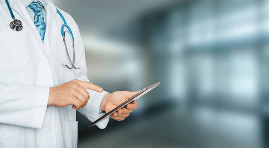 无法辨认的医生在医院使用数字平板电脑。 全球医疗保健技术和医学概念