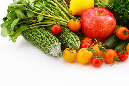 白色背景下的新鲜蔬菜和水果