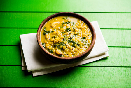 达尔帕拉克或扁豆菠菜咖喱流行印度主菜健康食谱。 在卡拉希潘或碗中供应。 选择性聚焦