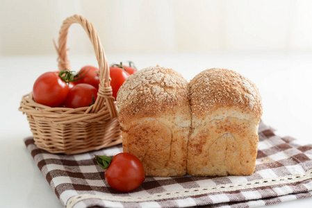 一条面包和樱桃番茄