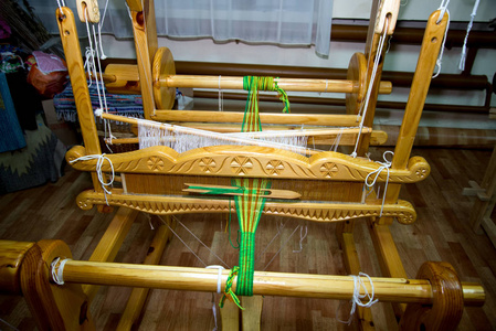 传统的乡村织机。 俄罗斯乌拉尔