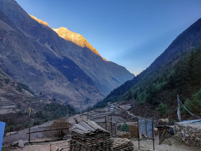 太阳射线减缓覆盖偏远尼泊尔丘陵地区