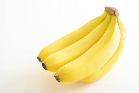 白色背景上分离的新鲜香蕉