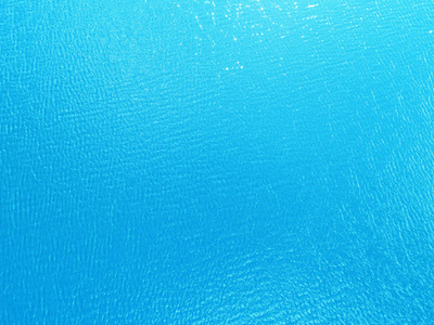 海浪波纹鸟瞰晶莹剔透的海水纹理. 从上面的自然蓝色背景观看.