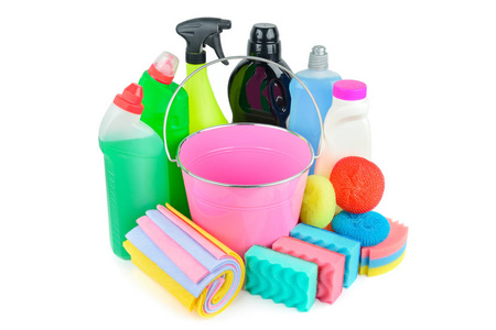 一套家用化学品，海绵，餐巾纸桶，用于清洁，隔离在白色背景上。