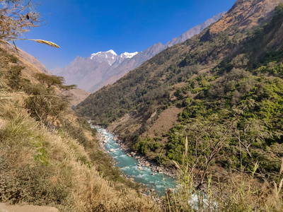 山脉和河流从中间。 自然景观