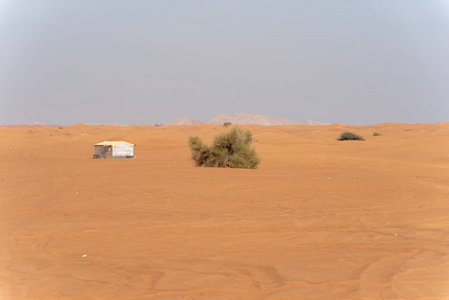 sharjah沙漠地区是最受欢迎的地方之一，可供越野车从大红色到粉红色的岩石上下车