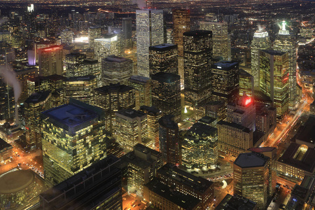 多伦多城市景观的夜间空中飞行