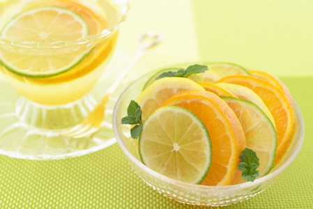 一杯带有柑橘类水果的茶
