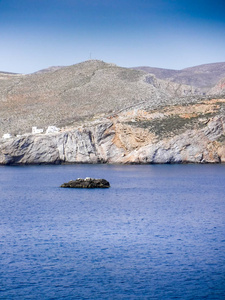 希腊米洛斯岛的海景和山景