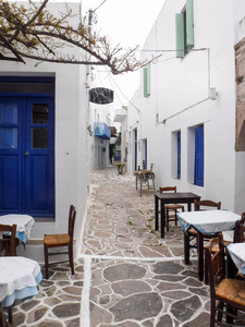 希腊米洛斯岛空的户外咖啡馆