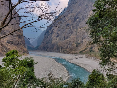 山脉和河流从中间。 自然景观