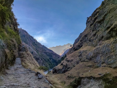 尼泊尔一座山岭上狭窄的跋涉小径。 马纳斯鲁保护区