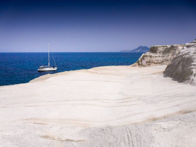 希腊米洛斯岛的白色岩石海滩和船