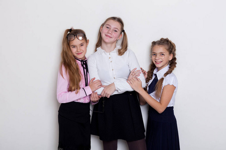 三个女孩的女学生站在黑板上上课