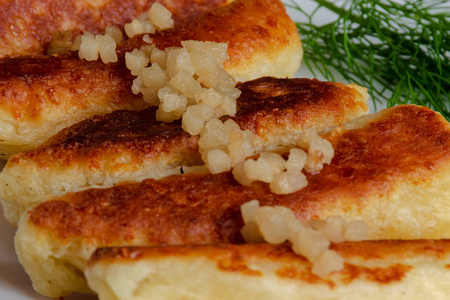 油炸奶酪和Kefir棒放在白色盘子里。 由奶酪粉和凯菲尔制成。 快关门。