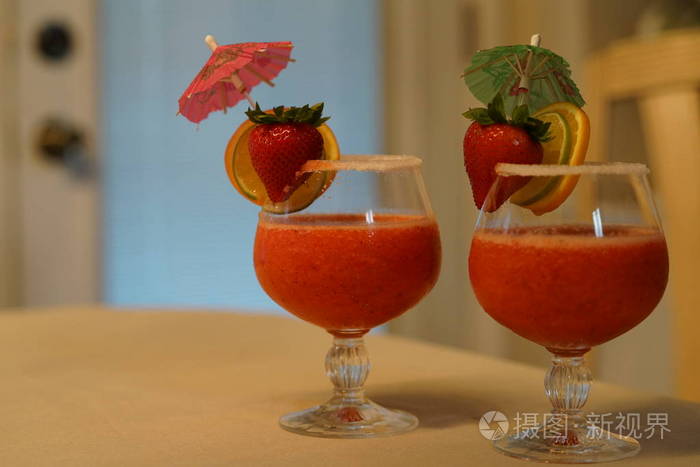 两杯带装饰伞的草莓鸡尾酒