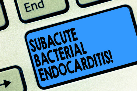 显示亚急性细菌性心内膜炎的文本符号。心内衬的概念照片感染键盘键意图创建计算机消息按键盘的想法