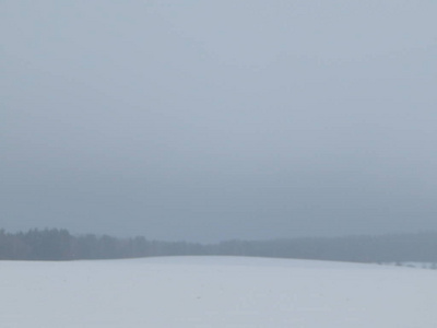 大自然中白雪覆盖的冬田全景