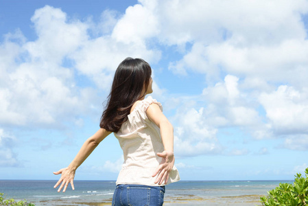 夏天在海里的女人