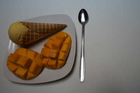 芒果味冰淇淋蛋卷及芒果切片