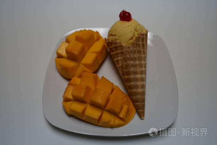 芒果味冰淇淋蛋卷及芒果切片