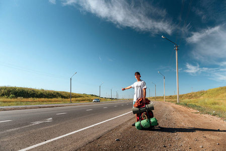 avtostop旅行的人搭便车.背包客上路照片