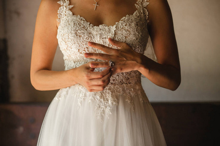 新娘的双手戴着结婚戒指