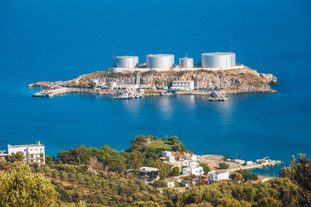 位于希腊圣保罗小岛上的主要石油储存和码头设施