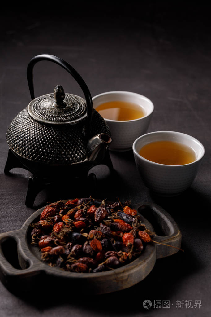 在黑色背景上喝茶的静止生活.