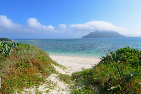 夏日的天空和美丽的冲绳海滩