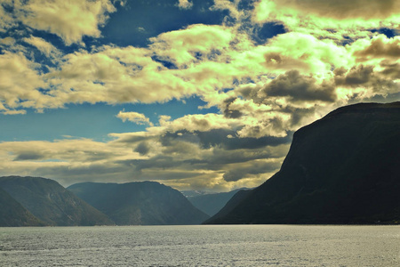 在多云的夏季，挪威的sognefjorden景色