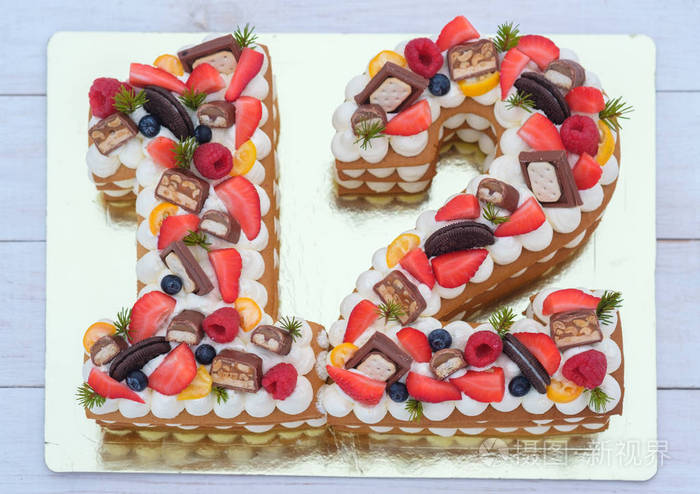 精美的生日蛋糕以数字12的形式俯视