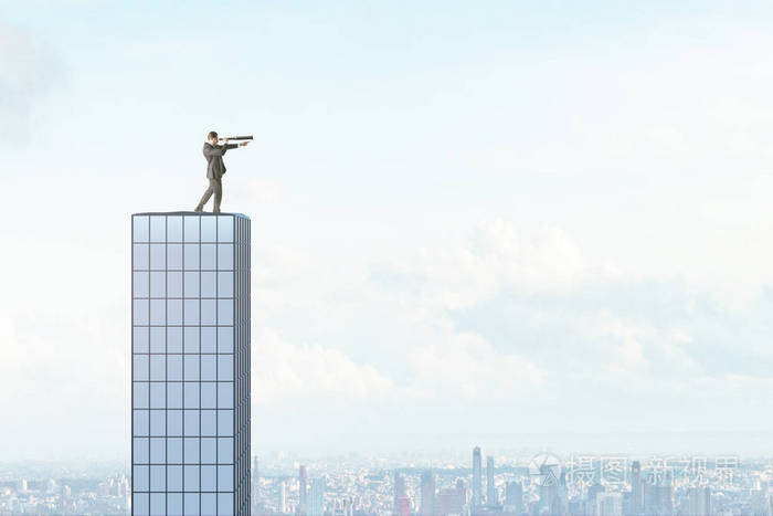 商人用望远镜站在玻璃摩天大楼上眺望远方挑战和未来的概念