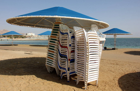 雨伞一种旨在保护人们免受雨水或阳光照射的装置。