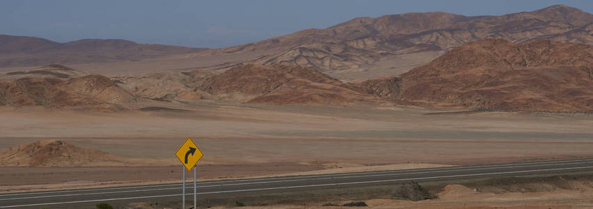 泛美公路Ruta5贯穿智利北部阿塔卡马的严酷和干旱的景观。