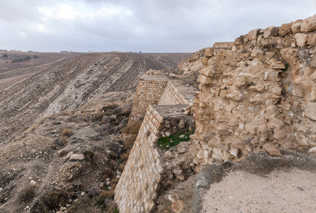 2008年12月年12月06日从位于约旦贾亚市附近的一座小山上的城堡阿什舒巴克的墙上观看