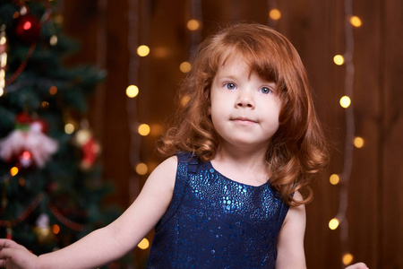 圣诞内饰。 漂亮的小女孩。 蓝色连衣裙。