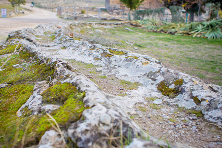 海拉波利斯古董城领土上的渡槽。 一个古老的罗马供水系统在土耳其Denizli市附近的挖掘