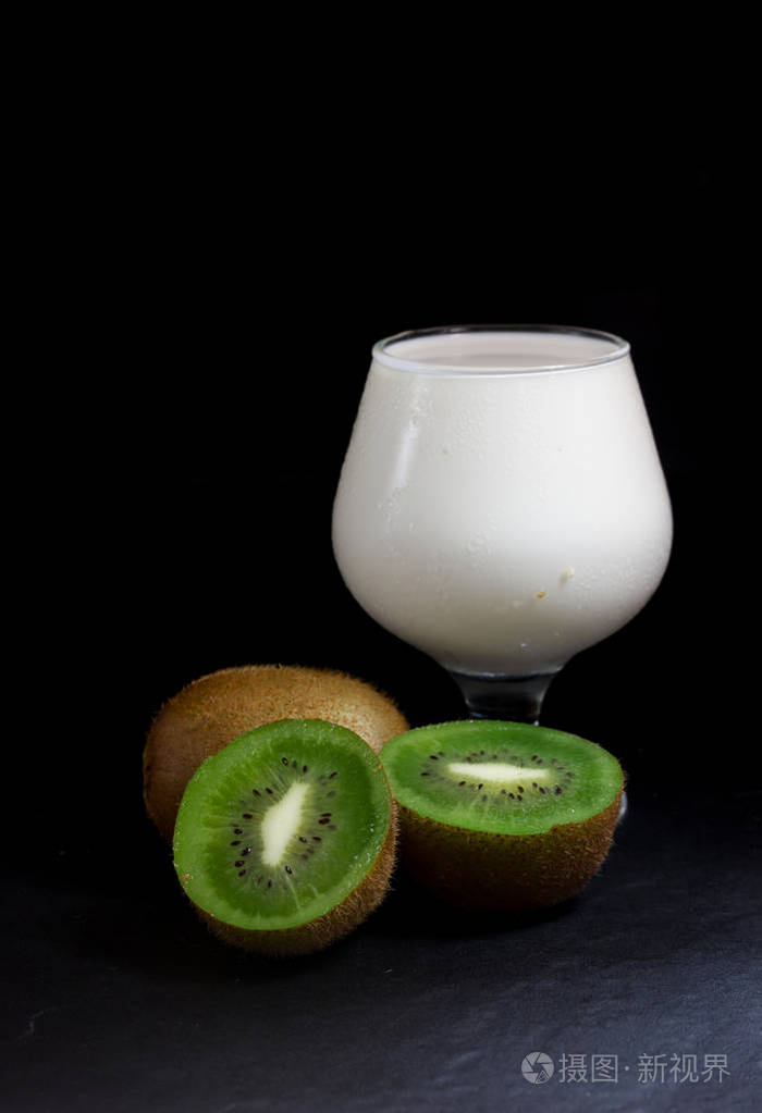 成熟的全奇异果半奇异果加牛奶