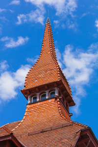 中欧一座古老房子的塔楼，顶着蓝天，白云。