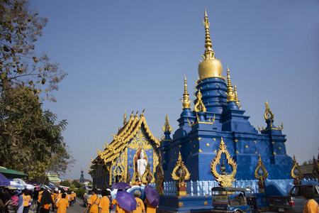 泰国人和外国人旅行访问，尊重祈祷白色大佛像在华荣苏亚十庙2018年2月22日在清雷泰国