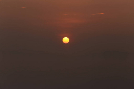 太阳的背景和神奇的浓雾笼罩着日出时的农场雾