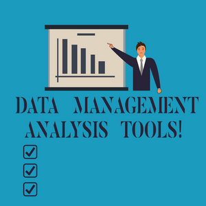 显示数据管理分析工具的概念手写。商业照片展示商业研究技术系统工具人在商业西装指向板条形图复制空间