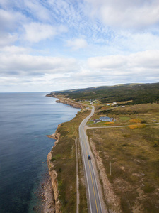 阳光明媚的一天，大西洋海岸一条风景优美的道路的空中全景景观。摄于加拿大纽芬兰省阿瓜图纳费利克斯科夫港。