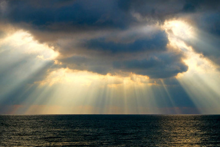 海平面光线图片