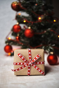 在圣诞树下的礼品盒上贴满漂亮的装饰品