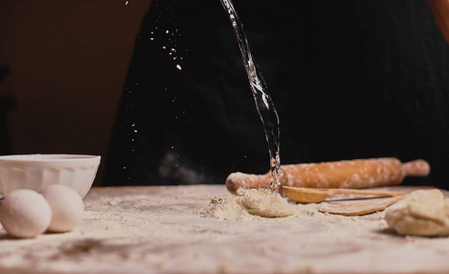 将水浇在面粉上，准备面团