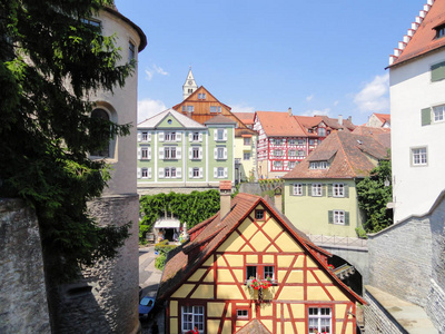 德国梅尔斯堡五颜六色的半蒂姆堡中世纪房屋的景色。